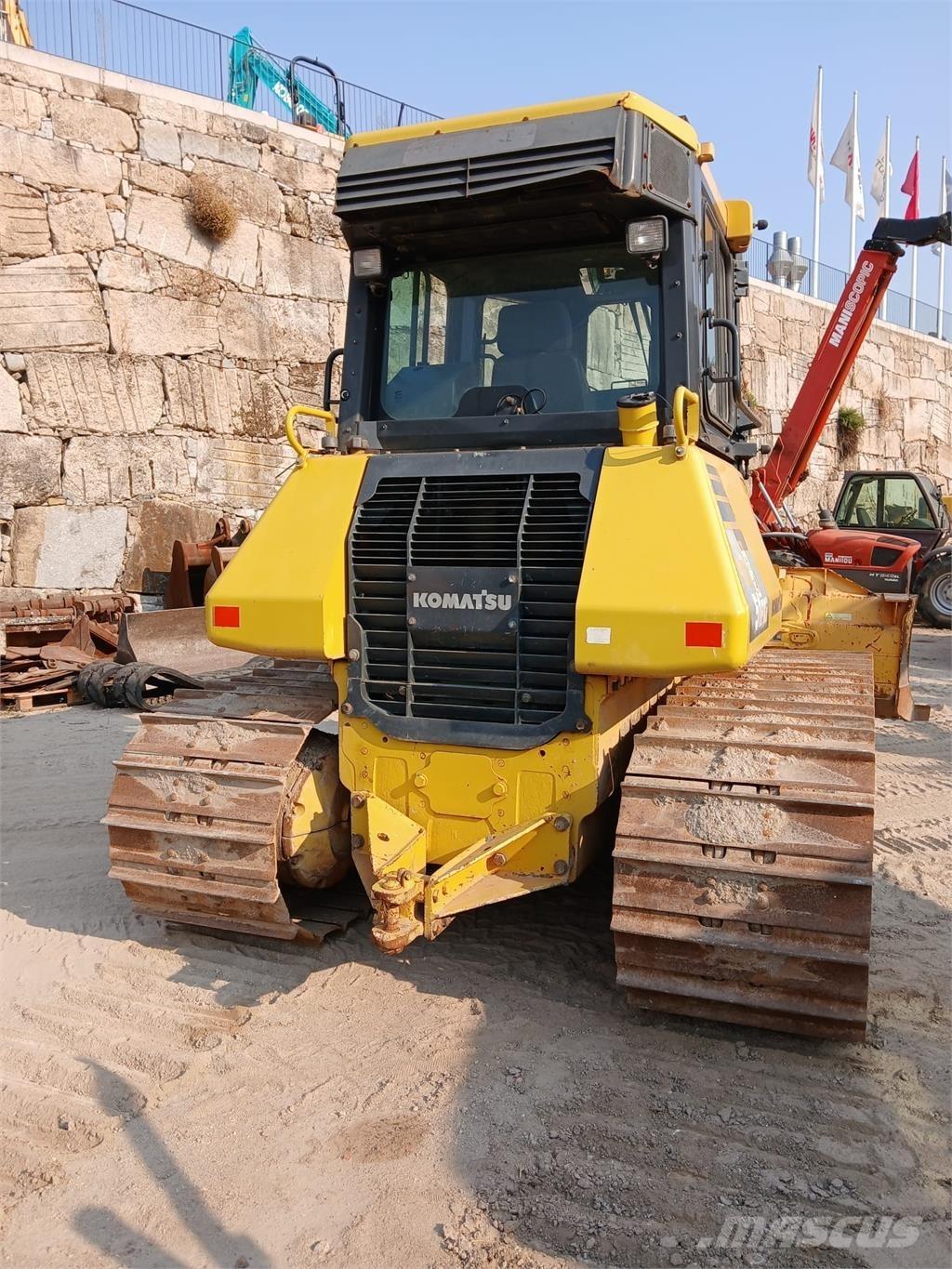 Komatsu D51PXI-22 Трубоукладачі