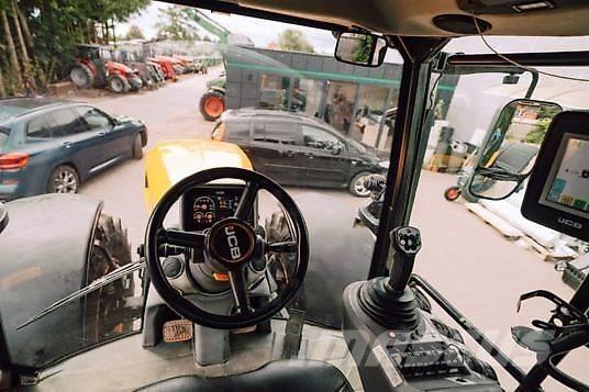 JCB FASTRAC 4220 Трактори