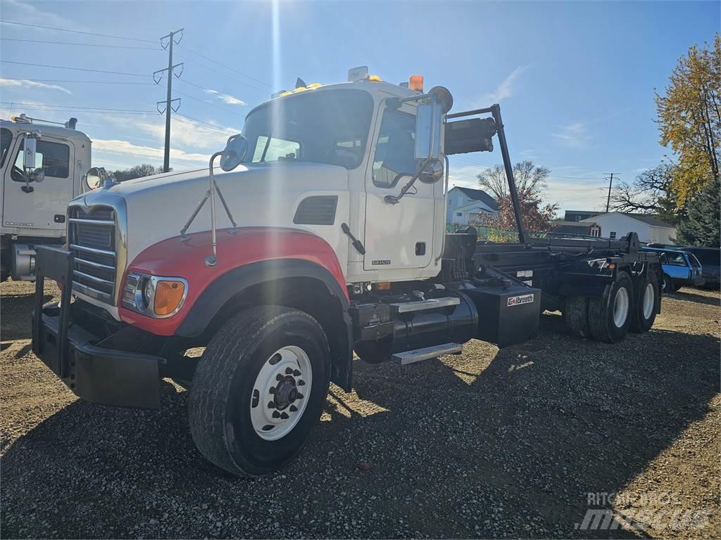 Mack CV713 Вантажівки / спеціальні