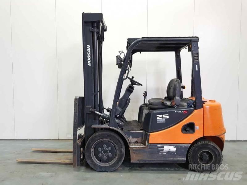 Doosan D25S-5 Дизельні навантажувачі
