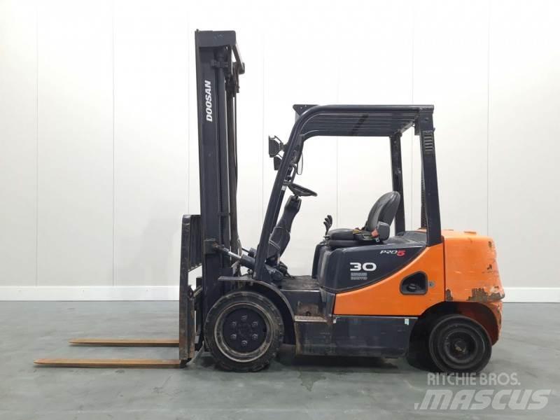 Doosan D30S-5 Дизельні навантажувачі