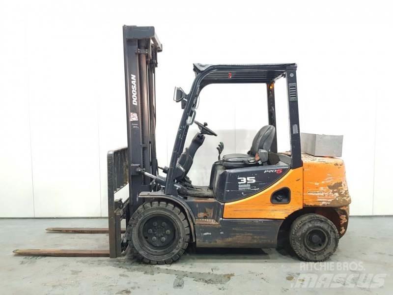 Doosan D35C-5 Дизельні навантажувачі