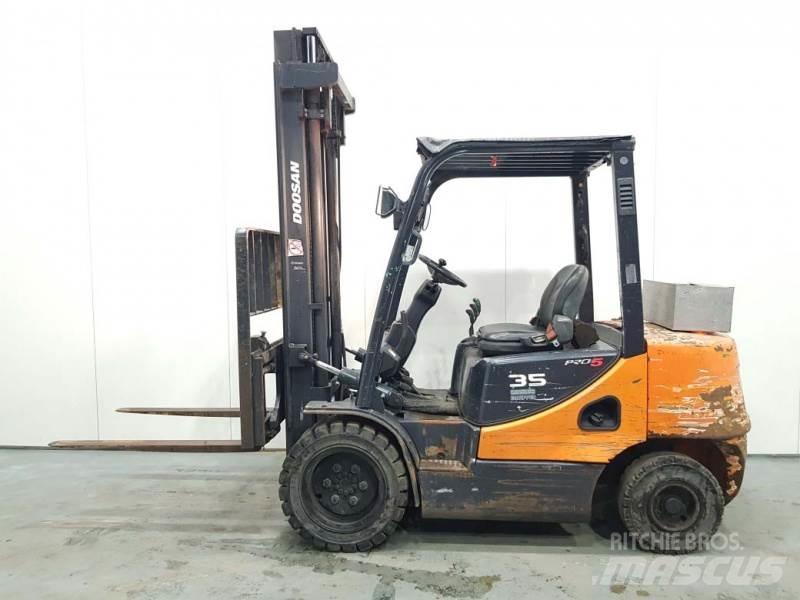 Doosan D35C-5 Дизельні навантажувачі