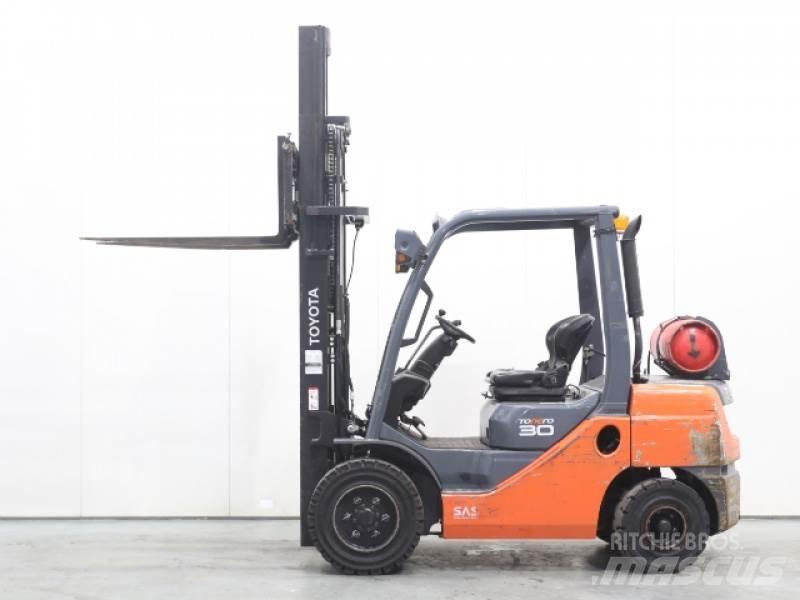 Toyota 02-8FGF30 Газові навантажувачі