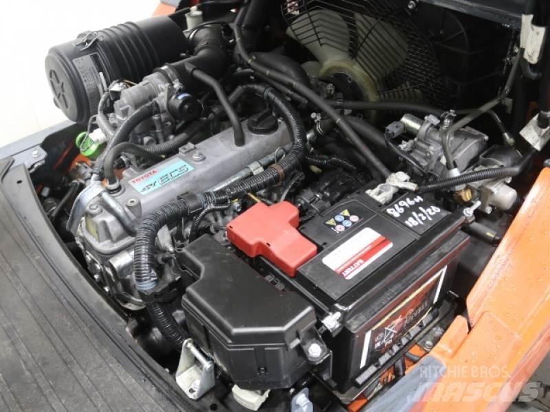 Toyota 02-8FGF30 Газові навантажувачі