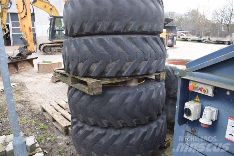 JCB 4 CX Шини