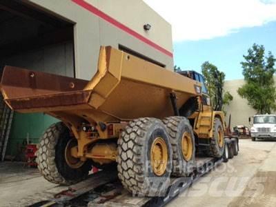 CAT 725 Зчленовані самоскиди