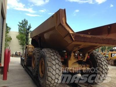 CAT 725 Зчленовані самоскиди