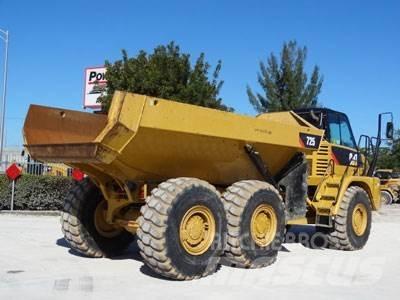 CAT 725 Зчленовані самоскиди