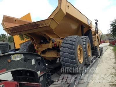 CAT 725C Зчленовані самоскиди
