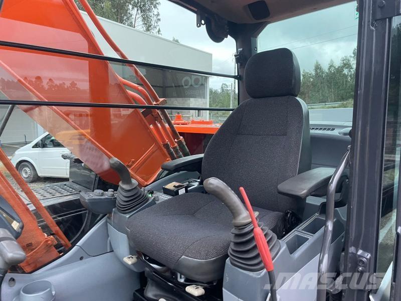 Hitachi ZX210 Гусеничні екскаватори