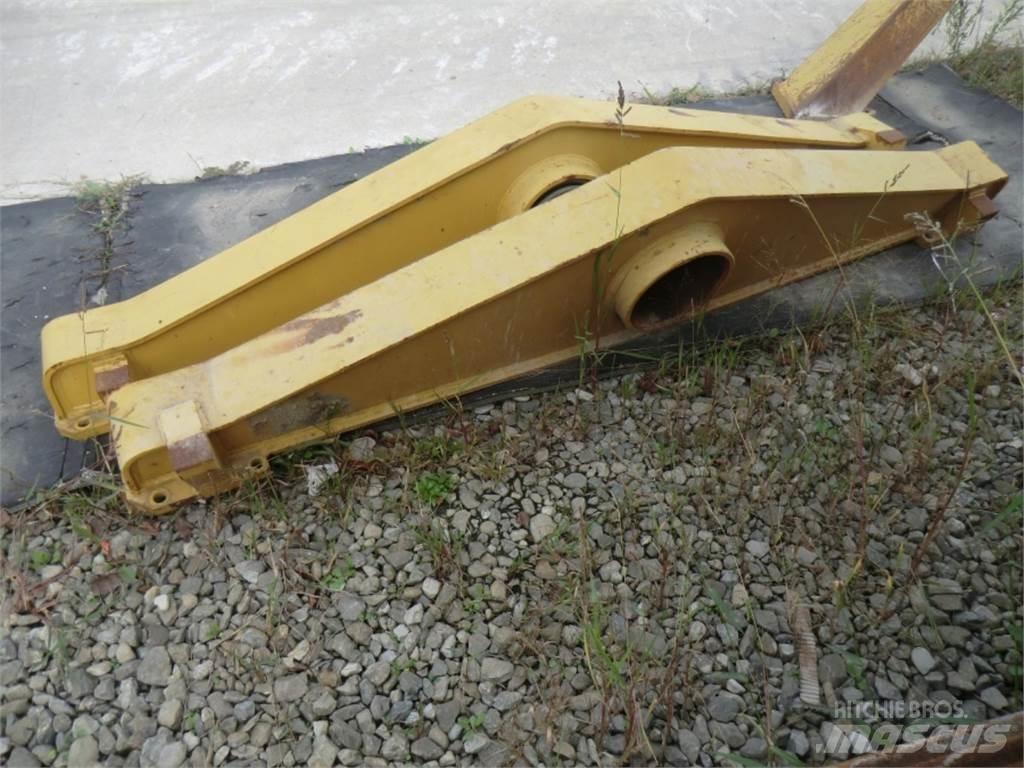 CAT 323D Шасі