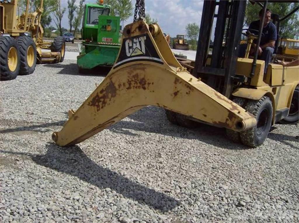 CAT 438C Шасі