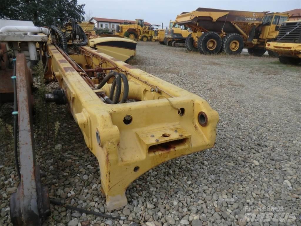 CAT 735 Шасі