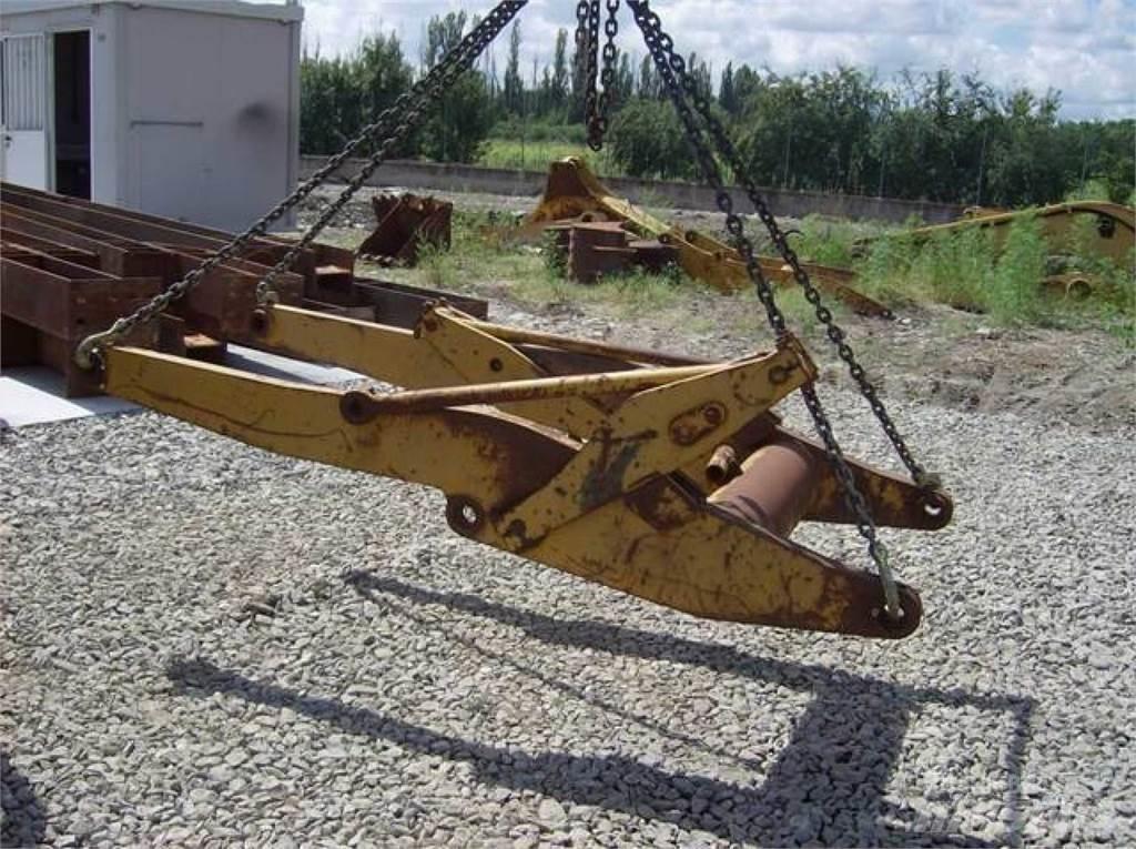 CAT 910 Шасі