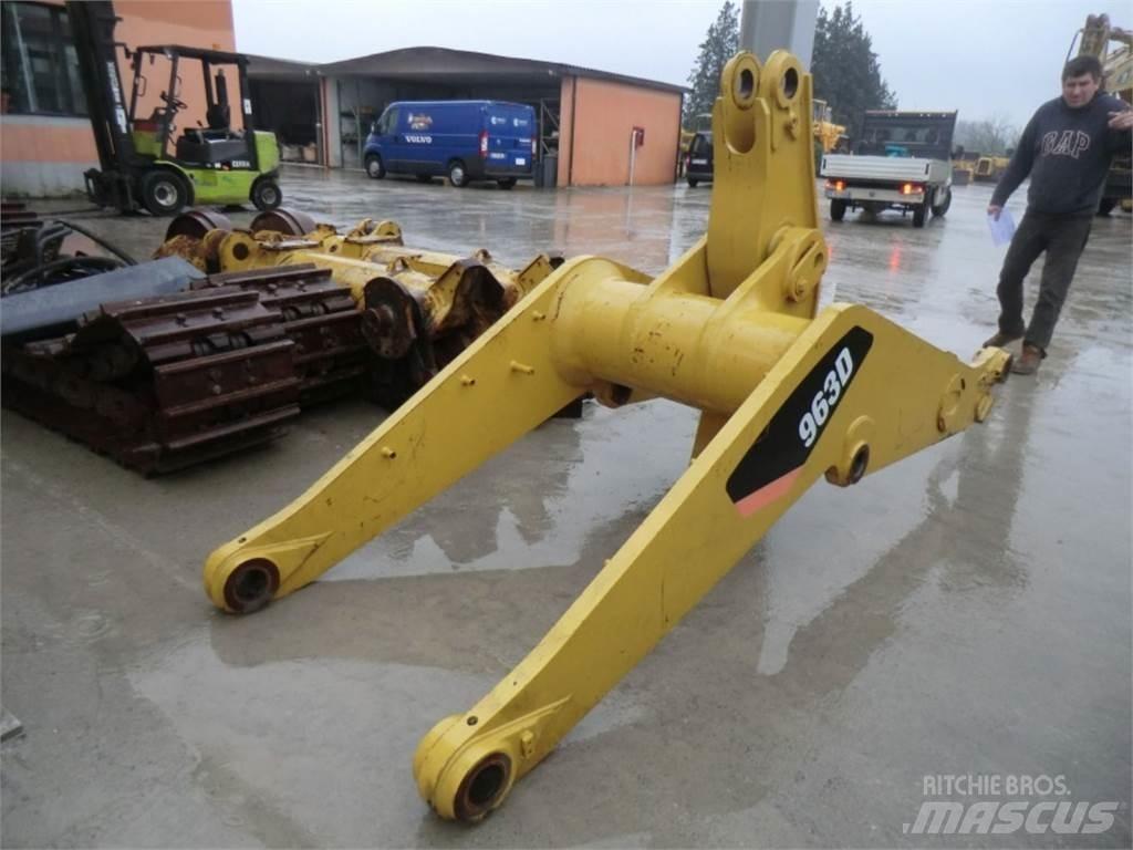 CAT 963D Шасі