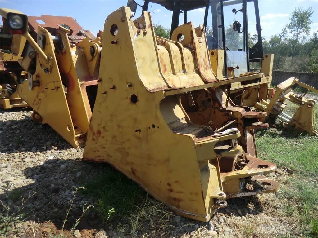 CAT 963D Шасі