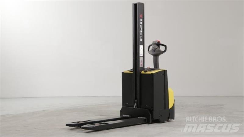 BT SWE080L Самохідні електроштабелери