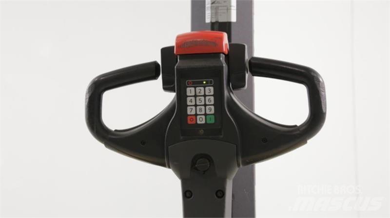BT SWE080L Самохідні електроштабелери
