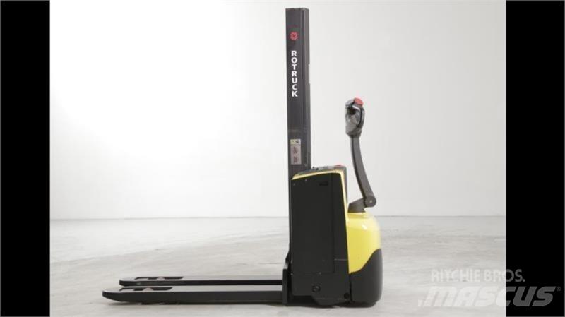 BT SWE080L Самохідні електроштабелери