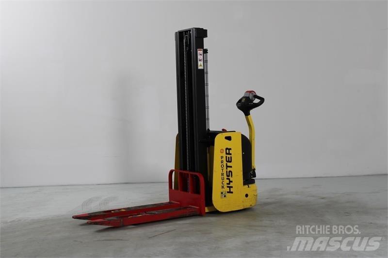 Hyster S1.0E Самохідні електроштабелери