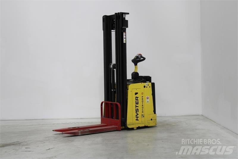 Hyster S1.5S Самохідні електроштабелери