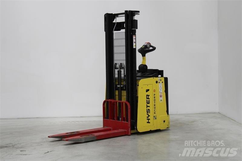 Hyster S1.5S Самохідні електроштабелери