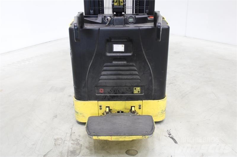 Hyster S1.5S Самохідні електроштабелери