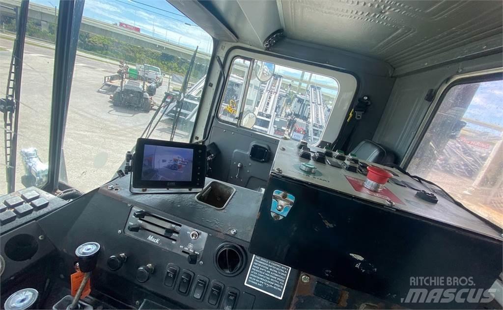 Mack MR688S Сміттєвози
