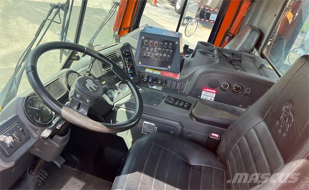 Mack MRU613 Шасі з кабіною