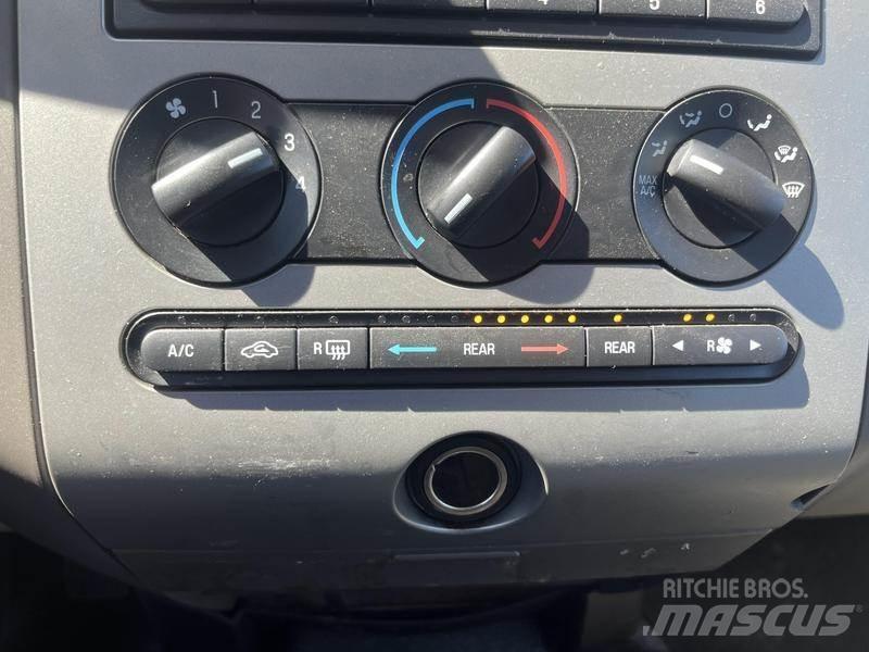 Ford Expedition Автомобілі