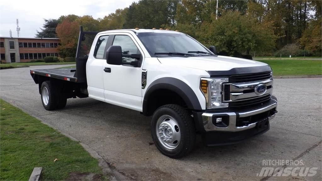 Ford F-550 Вантажівки-платформи/бокове розвантаження