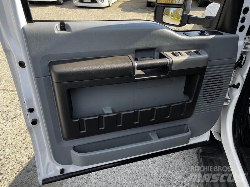 Ford F-550 Вантажівки-платформи/бокове розвантаження