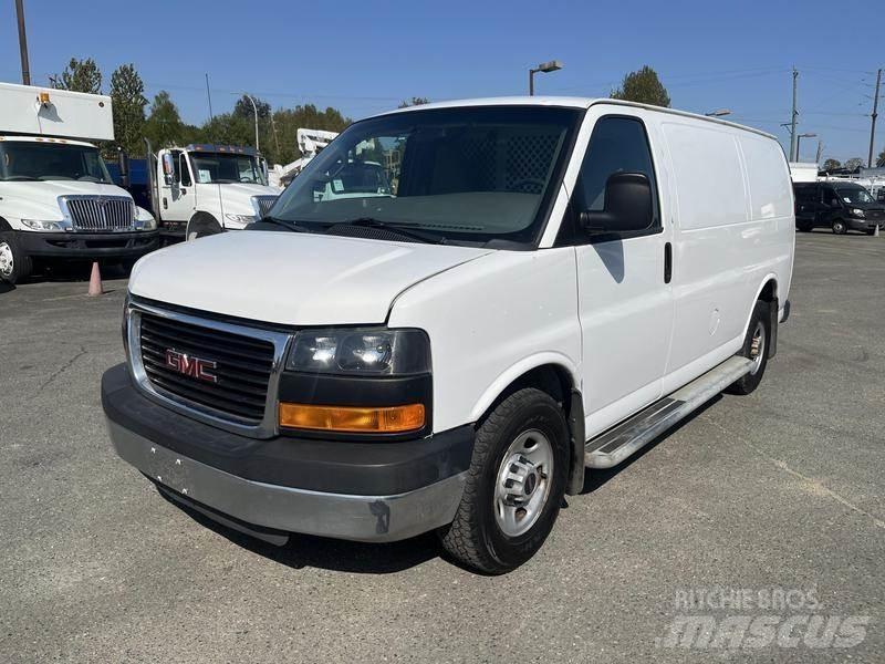 GMC Savana Панельні фургони