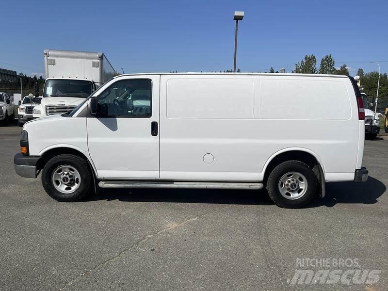 GMC Savana Панельні фургони