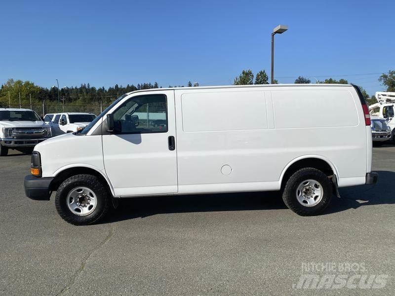 GMC Savana Панельні фургони