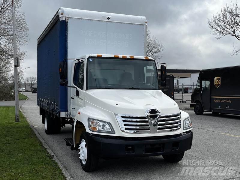 Hino 268 Панельні фургони