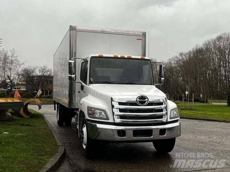 Hino 338 Панельні фургони