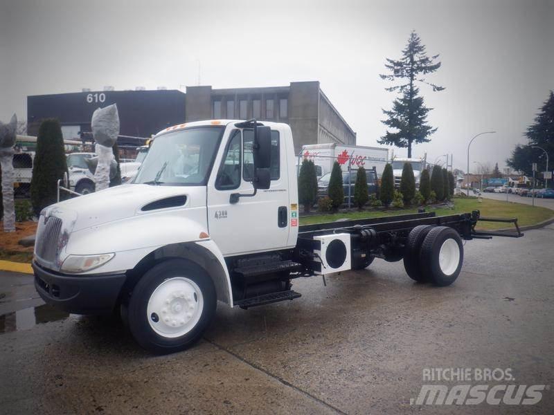 International 4300 Шасі з кабіною