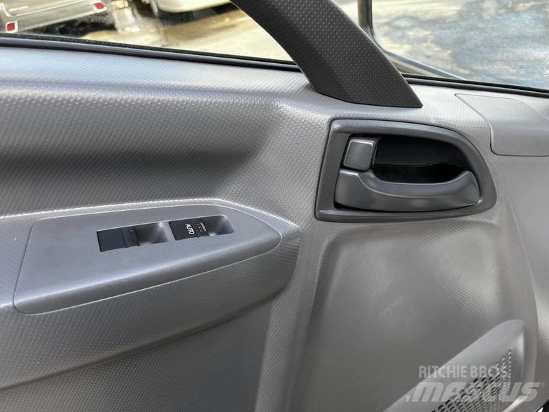 Isuzu NPR Панельні фургони