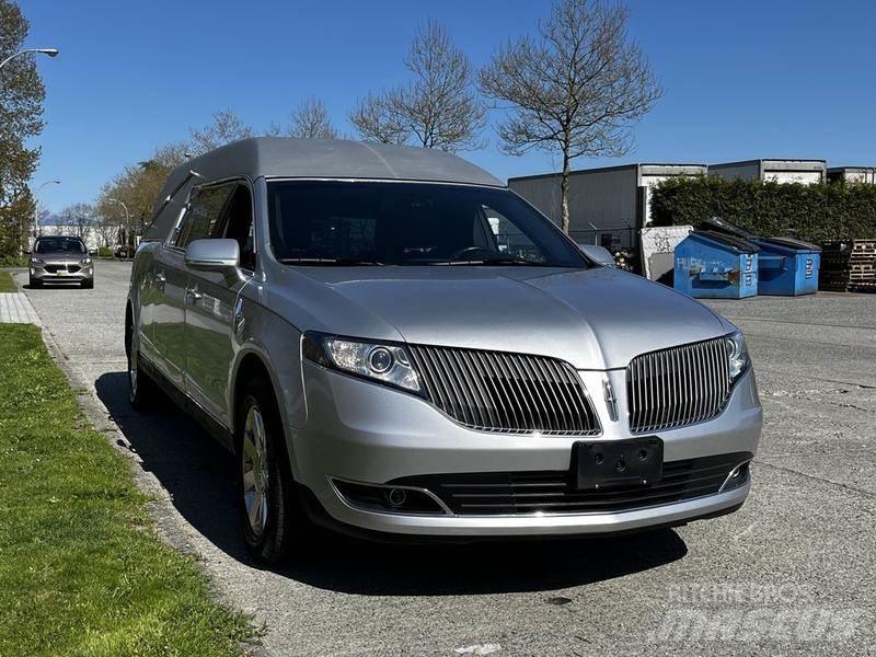 Lincoln MKT Автомобілі