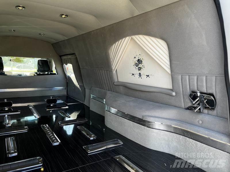 Lincoln MKT Автомобілі