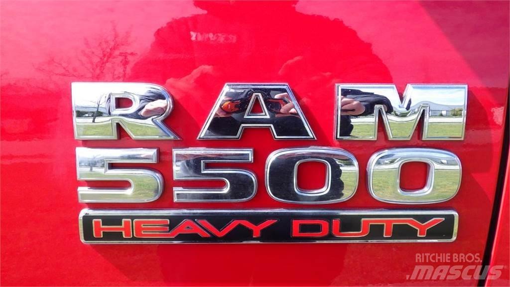 RAM 5500 Вантажівки-платформи/бокове розвантаження
