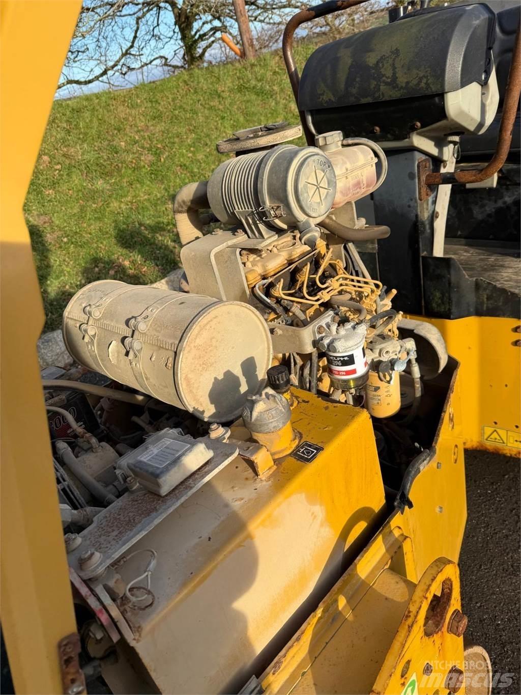 CAT CB24B Котки тротуарні