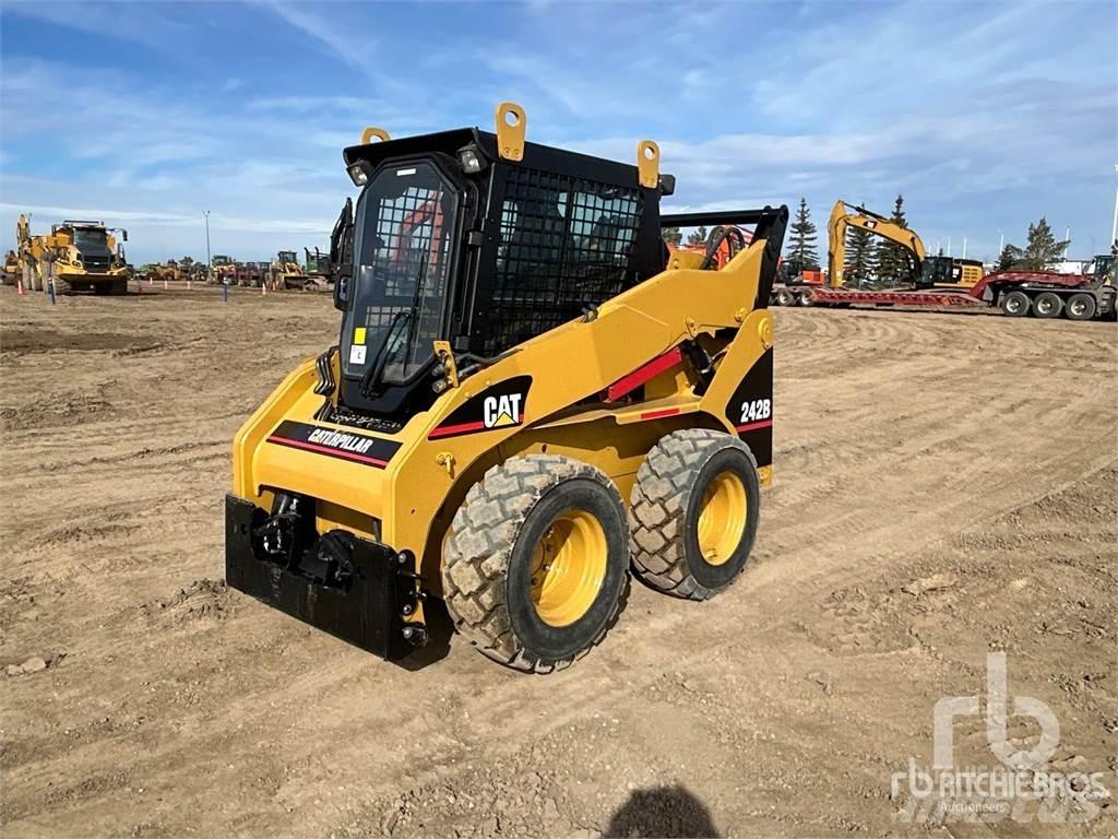 CAT 242B3 Міні-навантажувачі