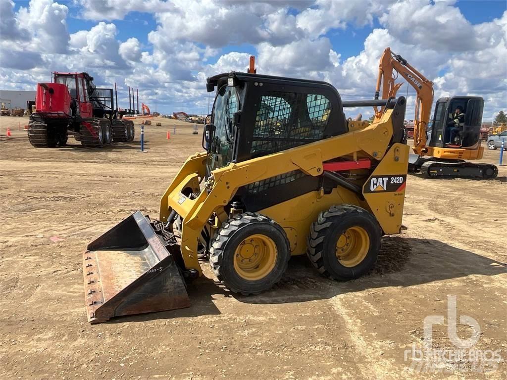 CAT 242D Міні-навантажувачі