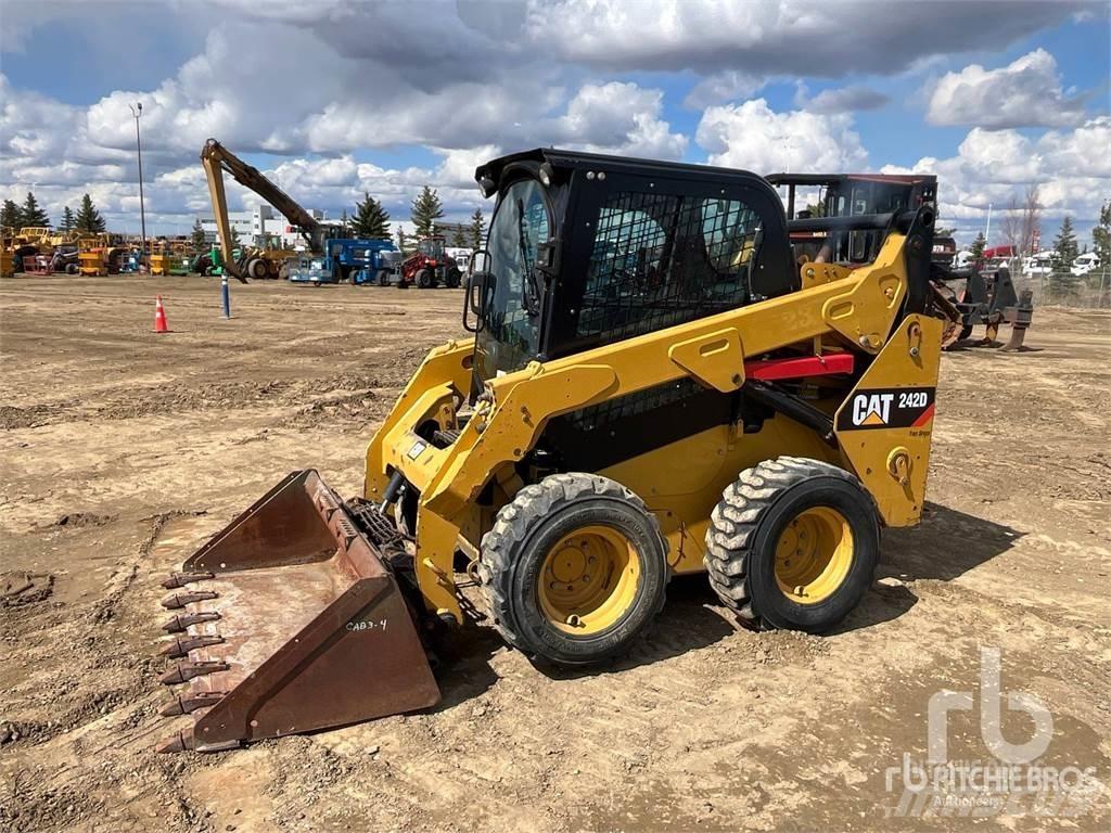 CAT 242D Міні-навантажувачі