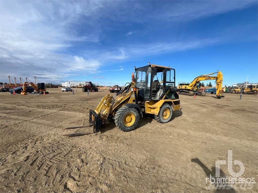 CAT 902 Фронтальні навантажувачі