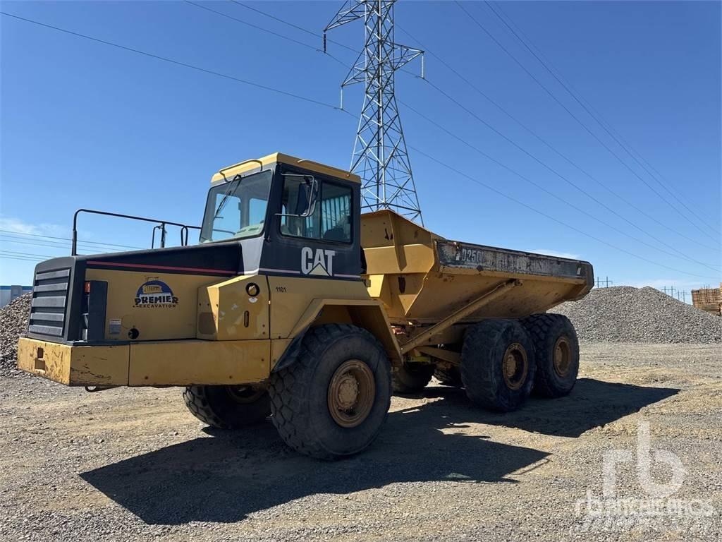CAT D250E Зчленовані самоскиди