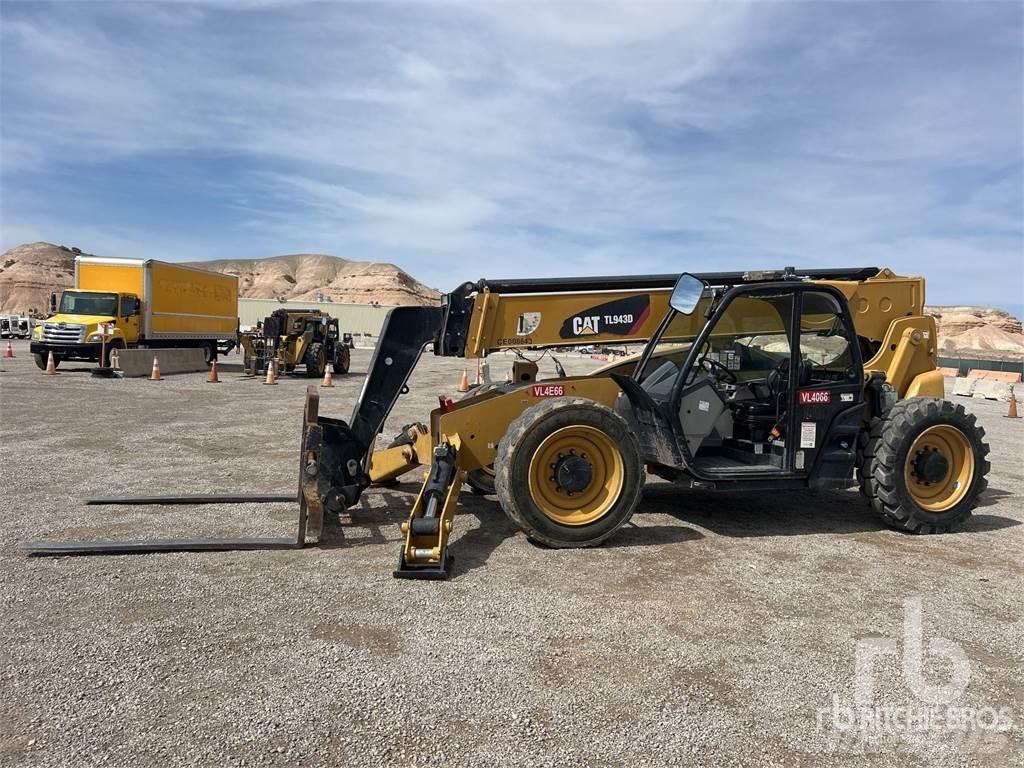 CAT TL943D Телескопічні навантажувачі